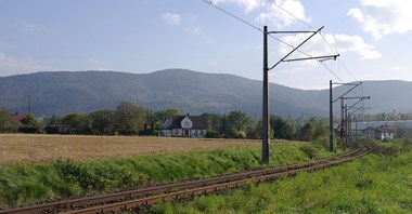 PLK: Ruch kolejowy na linii nr 117 wstrzymany przez kierowcę TIR-a