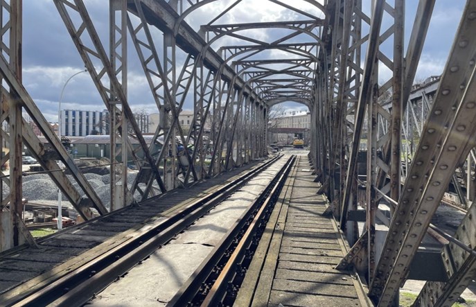 Postępuje przebudowa mostu kolejowego w Przemyślu