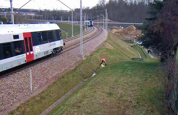 PKM: Załoga pociągu Polregio uratowała mężczyznę