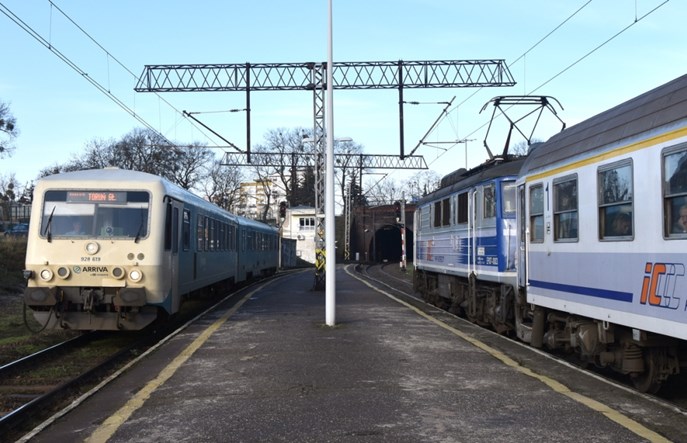 W marcu pasażerowie chętnie korzystali z kolei. UTK podał dane