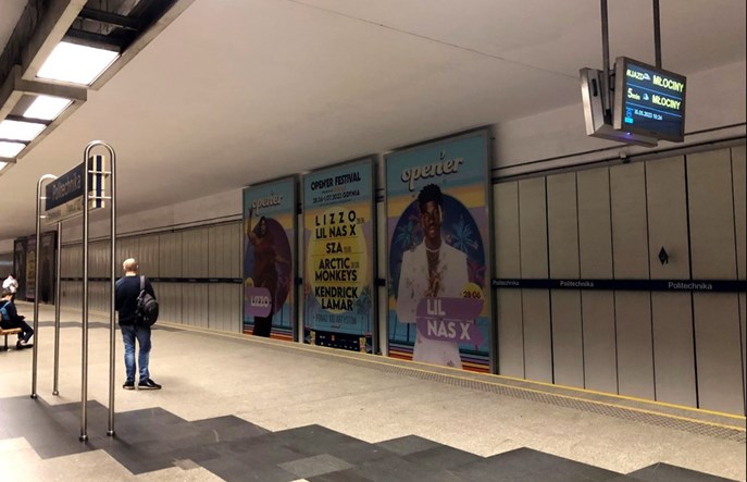 Warszawa porządkuje reklamy w metrze. Część nowych nośników zniknie, nowe wytyczne