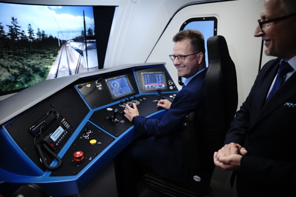 Sekretarz stanu w Ministerstwie Infrastruktury  Andrzej Bittel i Prezes UTK dr inż Ignacy Góra podczas testowej jazdy na symulatorze