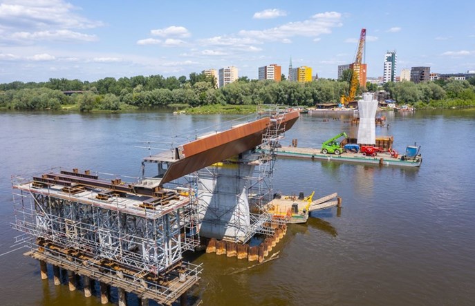Warszawa: Ruszył montaż stalowych elementów kładki przez Wisłę