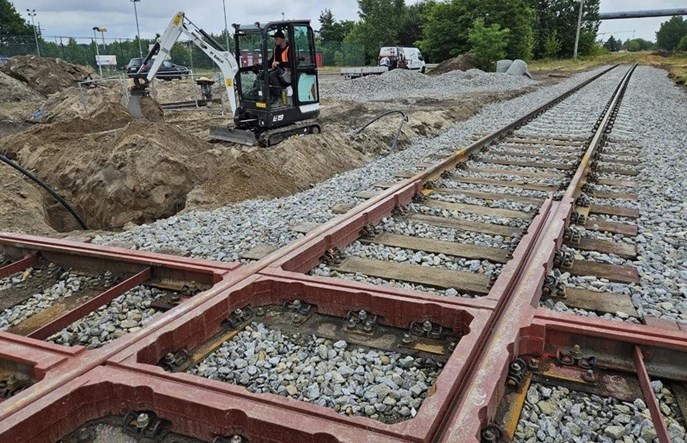 Toruński tramwaj na Jar. Trwa montaż przejazdu kolejowo-tramwajowego