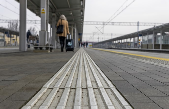 Modernizacja E20: Koniec nocnej przerwy w Kutnie. LCS za kilka miesięcy 