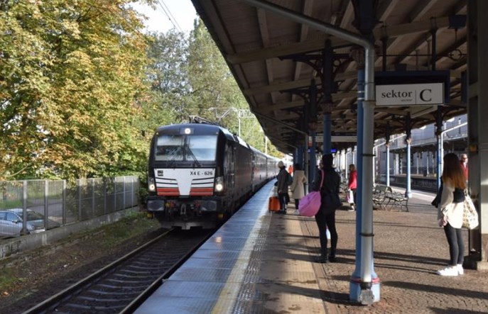 PKP Intercity wciąż brakuje lokomotyw dwusystemowych do pociągów Warszawa - Berlin