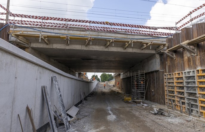Łódzkie: Duże postępy na opóźnionej budowie wiaduktów pod Koluszkami 