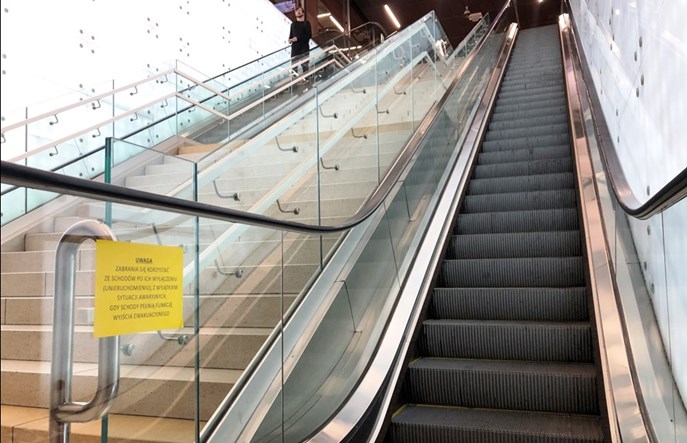 Metro zakazuje chodzenia po stojących schodach ruchomych
