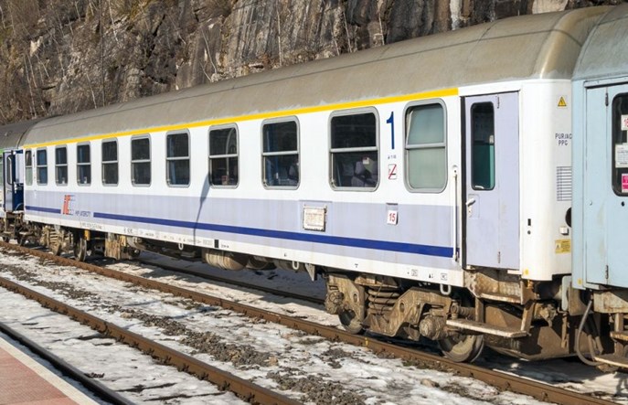 PKP Intercity zrywa umowy na naprawę wagonów z Compremum