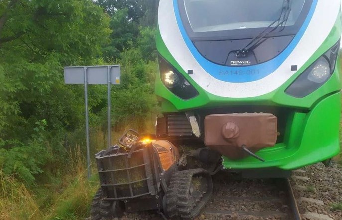Podkarpackie: Zderzenie pociągu z samojezdnią kosiarką