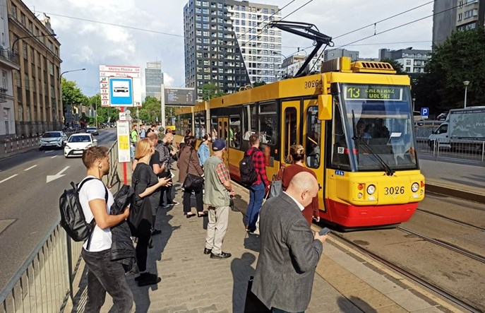 Przesiadki po warszawsku. Wiata bez przystanku, przystanek bez wiaty