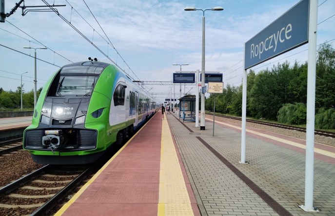 W Ropczycach niemal nowe perony wymagają przebudowy