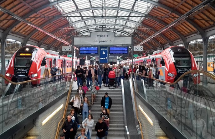 Dobre półrocze kolei pasażerskiej, słabe - towarowej