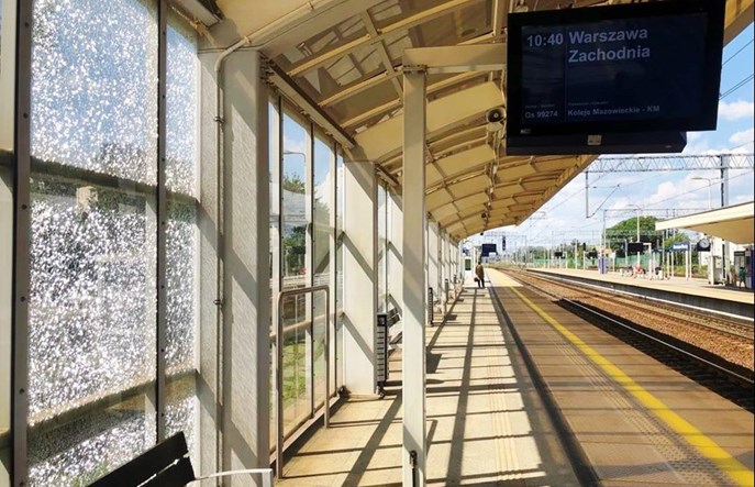 Pękające szyby na przystanku Warszawa Włochy. Będzie wymiana