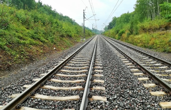 Jaki procent linii kolejowych w Polsce daje możliwość jazdy powyżej 120 km/h?