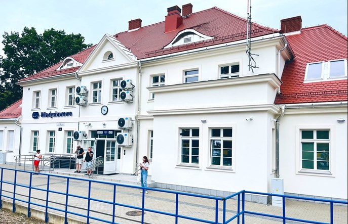 Liczne klimatyzatory na elewacji zabytkowego dworca. PKP SA: Tak ma być