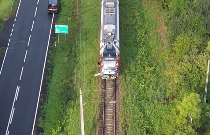 Impuls WOŚP rozbity na przejeździe kolejowym [film]