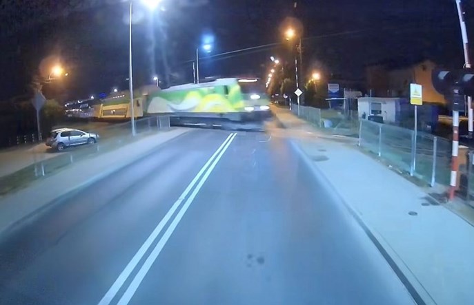 Autobus miejski o mało nie wjechał pod pociąg. Rogatki były otwarte