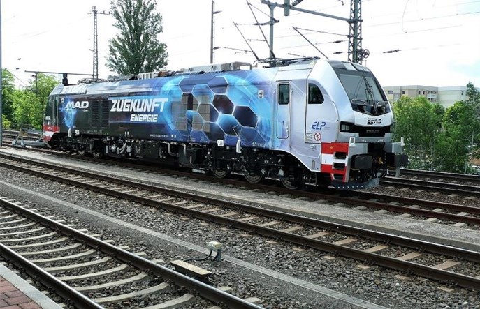 Niemcy: Portowy przewoźnik zamawia lokomotywy hybrydowe