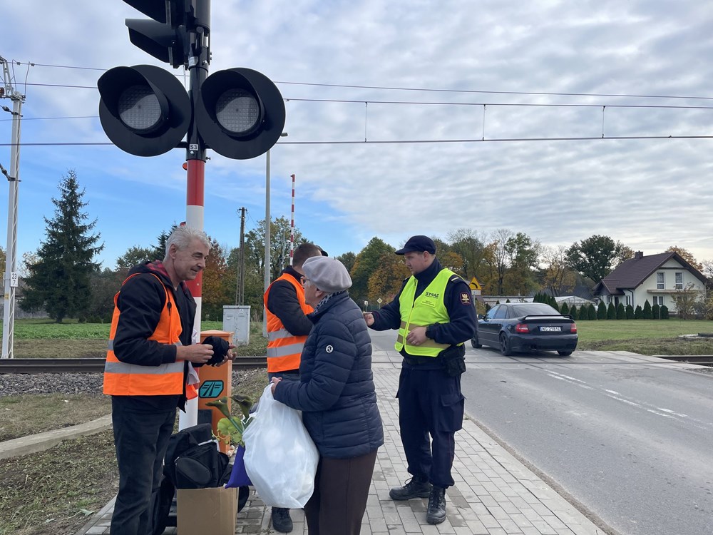 Akcja ulotkowa kampanii Bezpieczny Przejazd w Niedrzwicy Kościelnej - SOK rozdaje ulotki