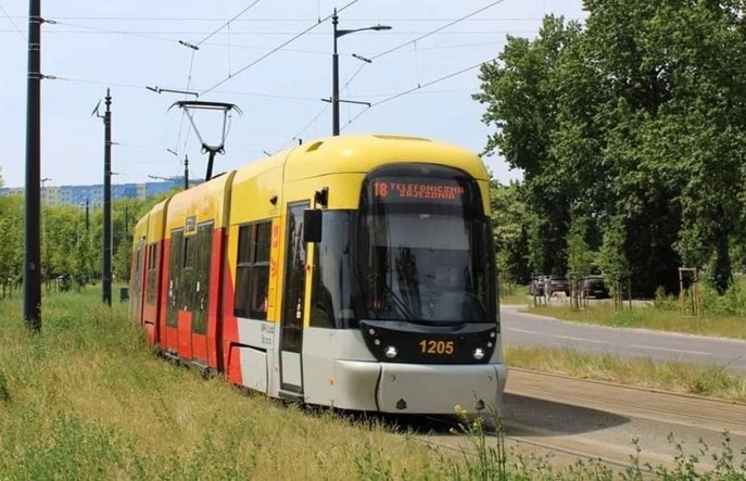 Łódź: Wydłużenia linii, ale i cięcia w rozkładach komunikacji miejskiej 