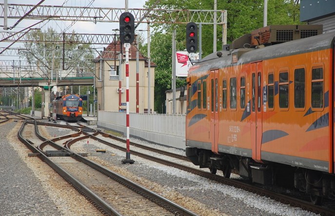 “Dolnośląskie tworzy sztuczne granice i wpycha podróżnych do samochodów”