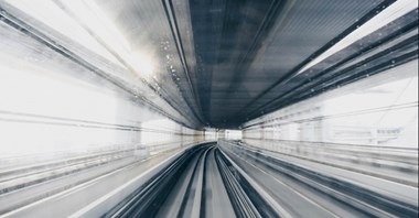 Chat boty w transporcie: jak wykorzystać sztuczną inteligencję na kolei