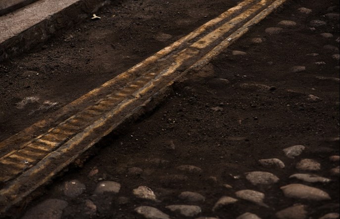 Warszawa: Przed Muzeum Powstania Warszawskiego odsłonięto bocznicę tramwajową