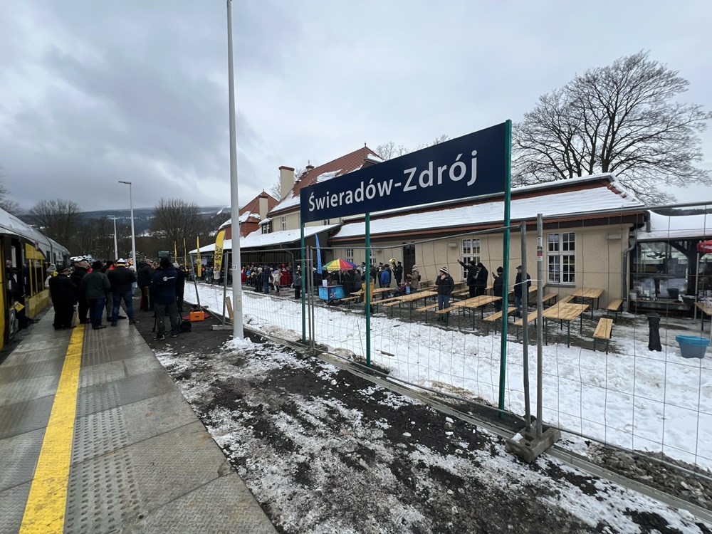 Pociąg na stacji Świeradów-Zdrój