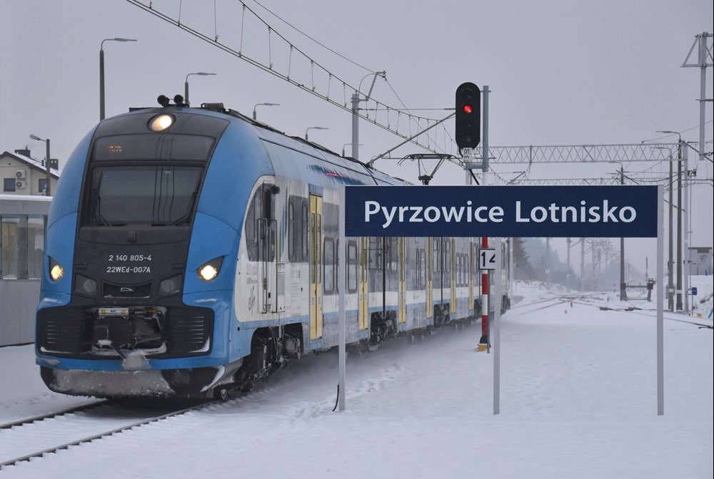 Pociąg Kolei Śląskich na stacji Pyrzowice Lotnisko