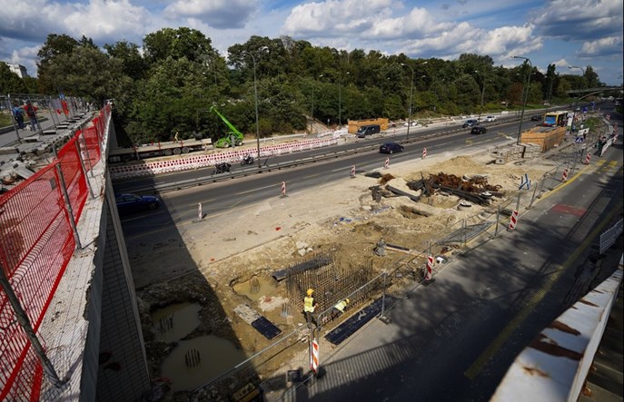 Warszawa: Windy i schody z pl. Na Rozdrożu na TŁ wiosną