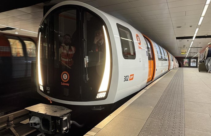 Nowe pociągi Stadlera wyjeżdżają na tory metra w Glasgow