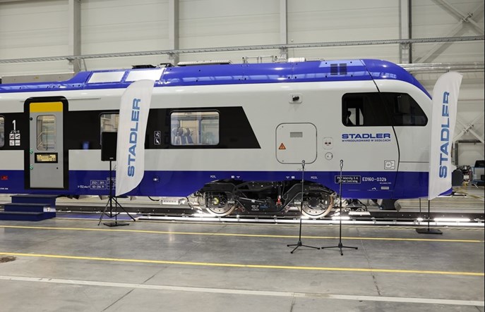 Wszystkie dwanaście Flirtów od Stadlera w parku taborowym PKP Intercity