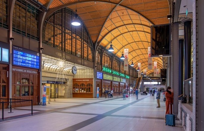 Polskie dworce według Google Maps: Górą Wrocław, Warszawa Zachodnia na dnie