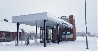 Niewielki dworzec systemowy w Żelistrzewie obsługuje podróżnych [zdjęcia]