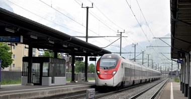 Koleje Szwajcarskie kupią więcej pociągów Giruno od Stadlera