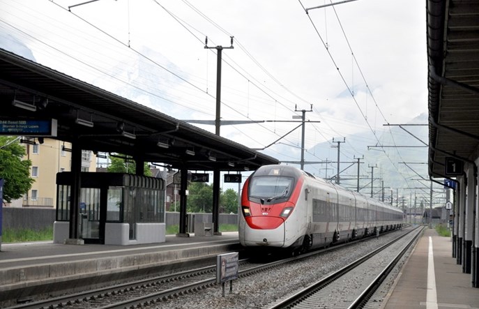 Koleje Szwajcarskie kupią więcej pociągów Giruno od Stadlera