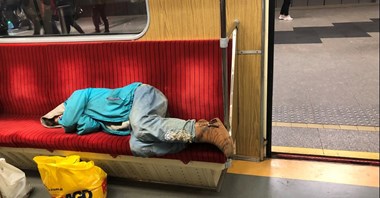 Miasto nie wyrzuci bezdomnych z metra
