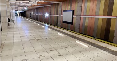 Metro: Ruszyły naprawy popękanej posadzki na Płockiej oraz innych usterek