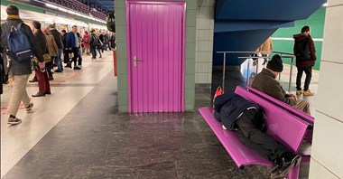 Metro wybrało projektanta zabezpieczenia ławek przed śpiącymi bezdomnymi