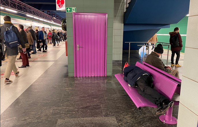 Metro wybrało projektanta zabezpieczenia ławek przed śpiącymi bezdomnymi