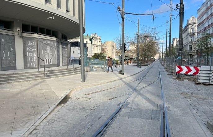 Poznań. Łuku tramwajowego przy Okrąglaku ciągle nie ma. Jest bruk