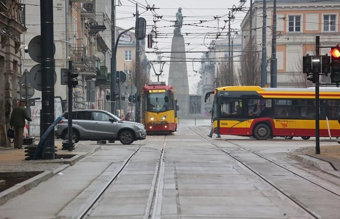 Łódź: Samochody blokują tramwaje na nowym torowisku 