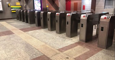 Warszawa: ZTM z ofertami na wymianę części śliskich listew i guzków w metrze
