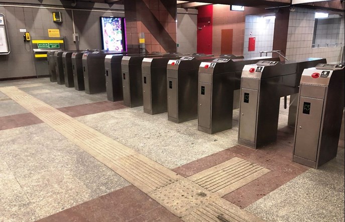 Warszawa: ZTM z ofertami na wymianę części śliskich listew i guzków w metrze