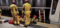 Strażacy ćwiczą w metrze
