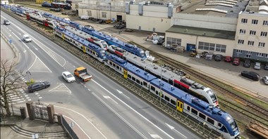 Fabryka Pesy ledwo mieści nieodebrane pociągi RegioFox [zdjęcia]