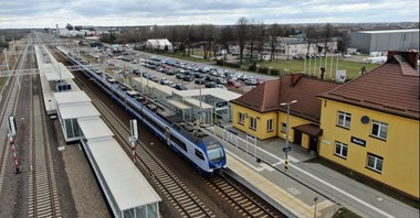 PLK zbuduje trzy parkingi przy stacjach na linii radomskiej