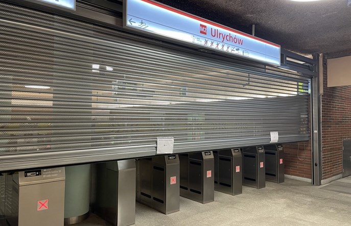 Metro: Awaria bramy rolowanej. Wejście zamknięte od… stycznia