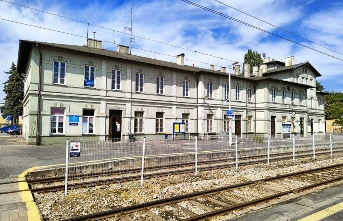 Klimczak: Będzie więcej parkingów na działkach PKP SA. Na początek – Tomaszów Maz.